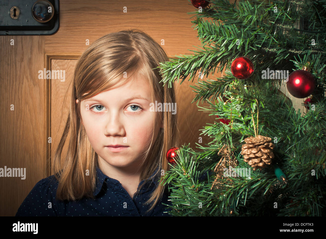 Einsames Mädchen zu Weihnachten Stockfoto