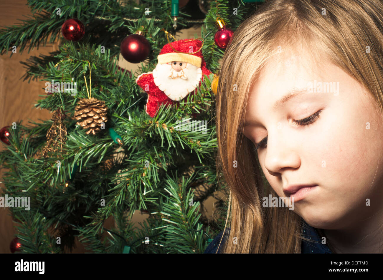 Trauriges Mädchen zur Weihnachtszeit Stockfoto
