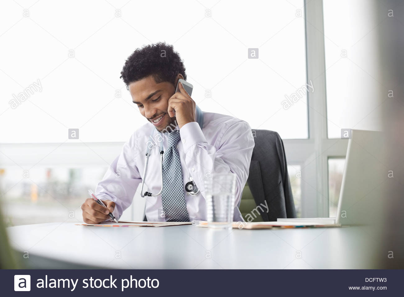 Arzt-Multi-tasking Stockfoto