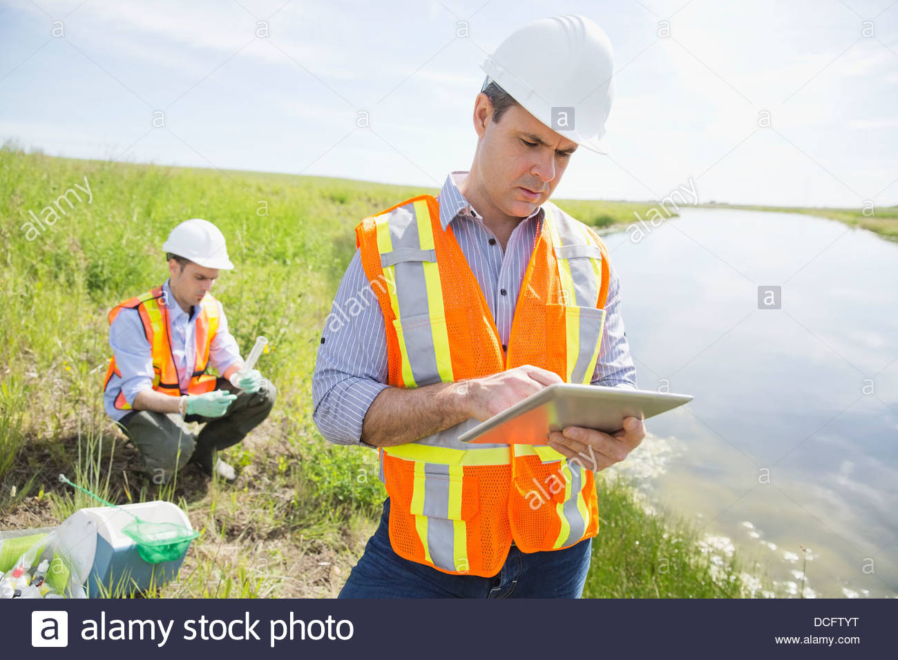 Ökologen, die Notizen auf digital-Tablette Stockfoto