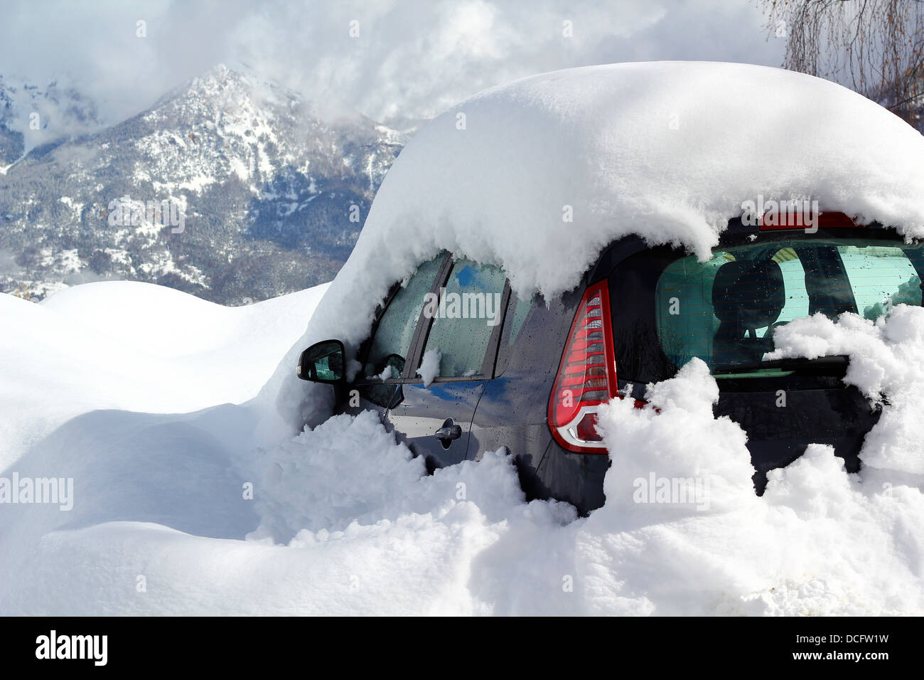 Auto begraben unter dem Schnee in den Alpen Stockfoto