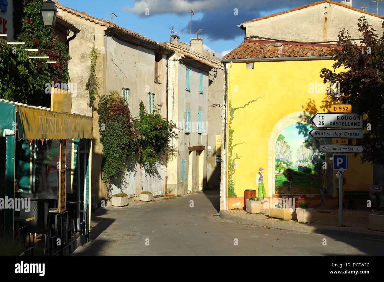 La Palud Sur Verdon - süße französische Dorf. Sonnendurchflutete Straße mit Fresko Gemälde an der Wand Stockfoto