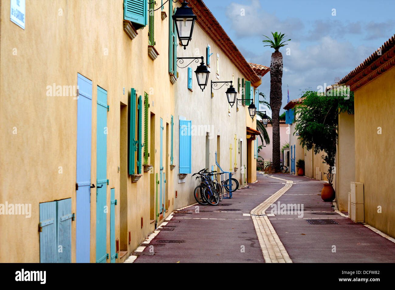 Kleinen malerischen Straße in Porquerolles Island in der Ende des Tages mit sinkendem Licht, Côte d ' Azur, Frankreich Stockfoto