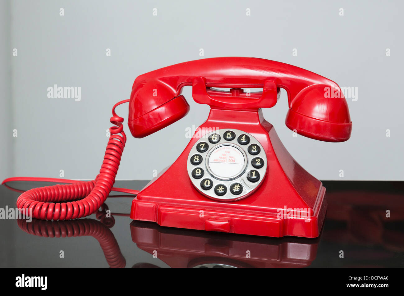 Telefon rot retro / Vintage-Stil der 1930er Jahre, 1940er-Jahre-Ära Stockfoto