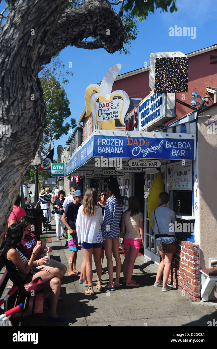 USA Kalifornien CA Orange County Newport Beach MadriderInnen Insel Menschen genießen einen Sommer zu behandeln, auf Papas Original Gefrorene Bananen Stockfoto
