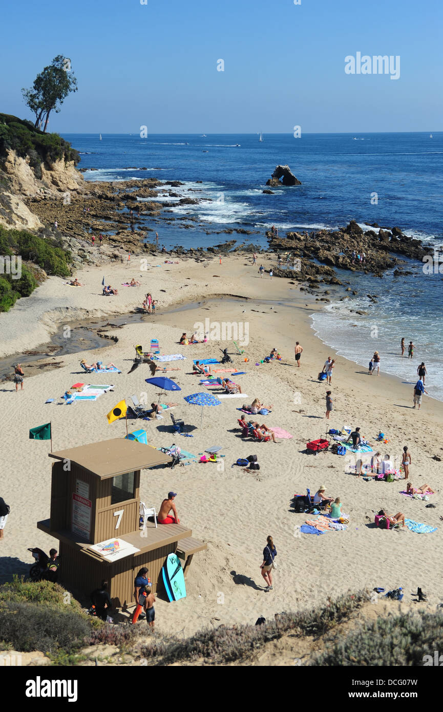 USA Kalifornien CA Corona del Mar Strand und Tide Pool Bereich Menschen auslegen auf dem Sand mit Rettungsschwimmer beobachten Stockfoto