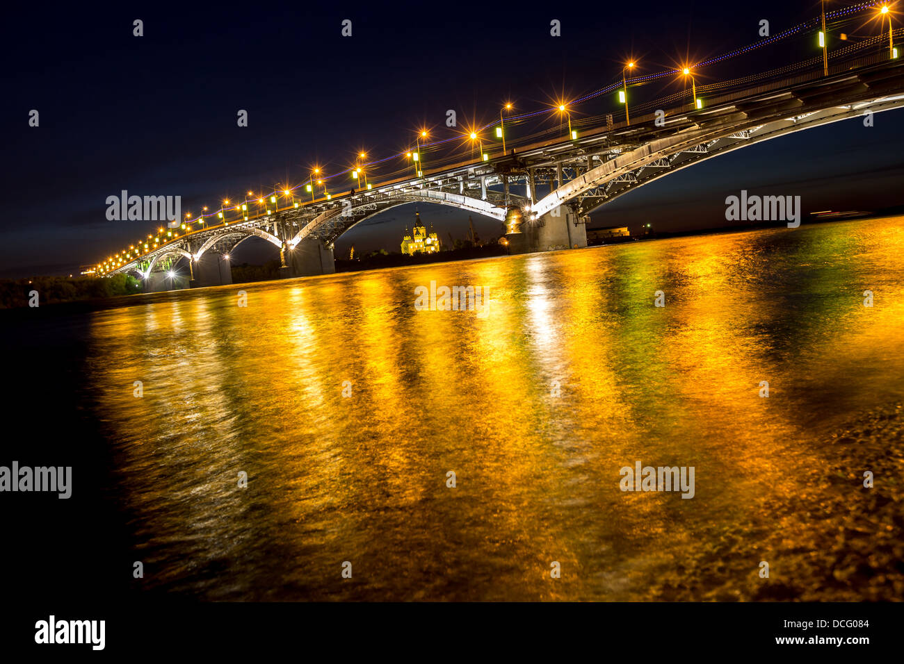 Brücke auf eine ruhige Nacht in Nischni Nowgorod mit verschwommenen Reflexionen Stockfoto