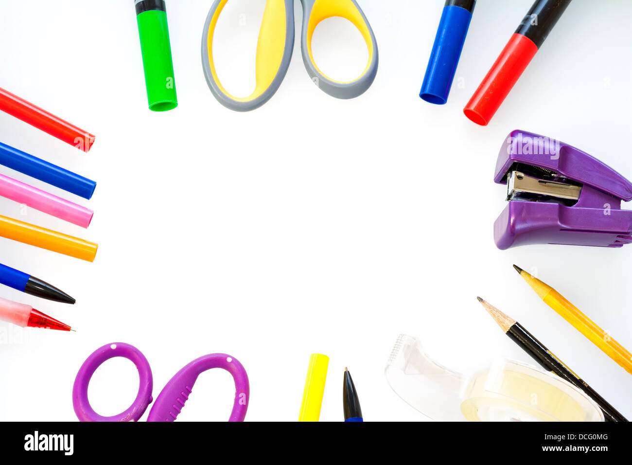Stifte, Schere, Stifte, Hefter und Band Grenze eine weiße Öffnung Stockfoto