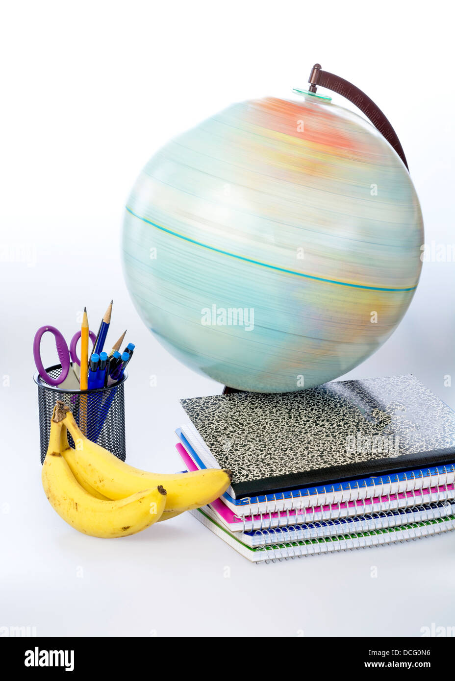 Bananen und Notizbücher mit einem Globus Stockfoto