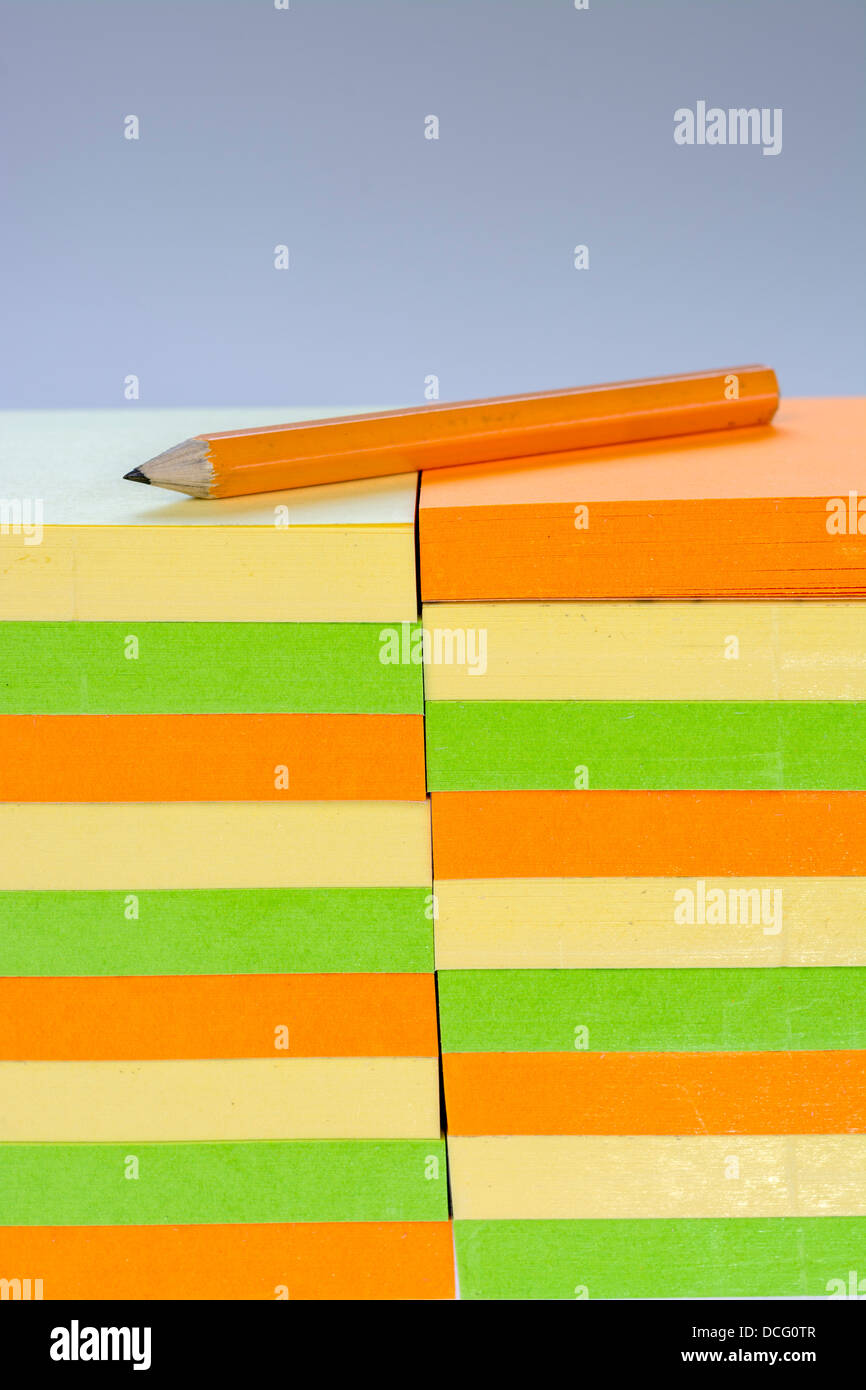 Grün, gelb und Orange Notizblöcke mit Bleistift Stockfoto