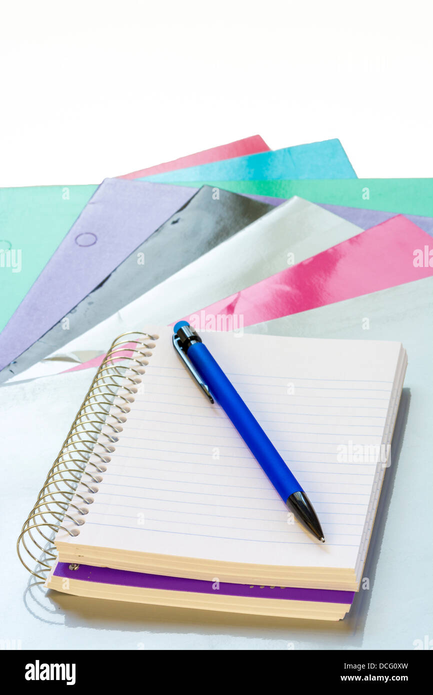 Beringter Papier mit Linien und einem blauen Stift Stockfoto