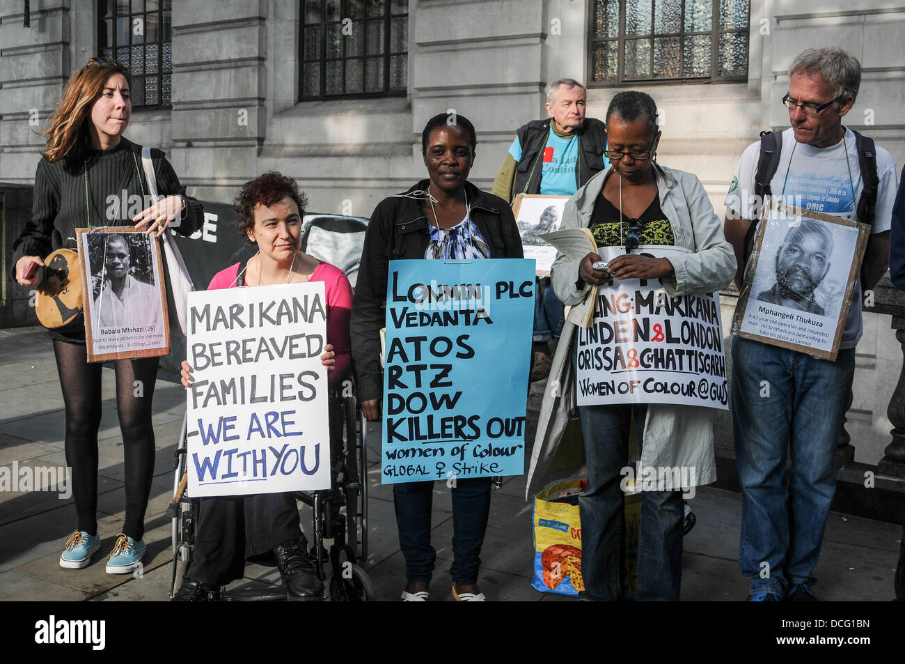 London, UK. 16. August 2013. London, 16. August 2013: mehrere Gruppenverknüpfung Protest gegen das brutale Marikana Massaker der Bergleute von S.A. Polizei getötet 34 und verletzten 78 auffällig Bergleute. Viele wurden in die Rückseite & und/oder vor Ort in Südafrika vor Südafrika Botschaft in London gedreht.  Obwohl die schießen und tötet Minies SA Polizei und der Glaube ist die Reihenfolge der Neo-Kolonialismus benennt die Verbindung zwischen ehemaligen Kolonien und die Vorherrschaft der weißen Rasse Welt des Kapitalismus-Imperialismus, nun verkleidet als so genannte ÔglobalisationÕ. alle in der cos der Minen Nachfrage für eine existenzsichernde Löhne hoch bezahlte Arbeit. © Stockfoto