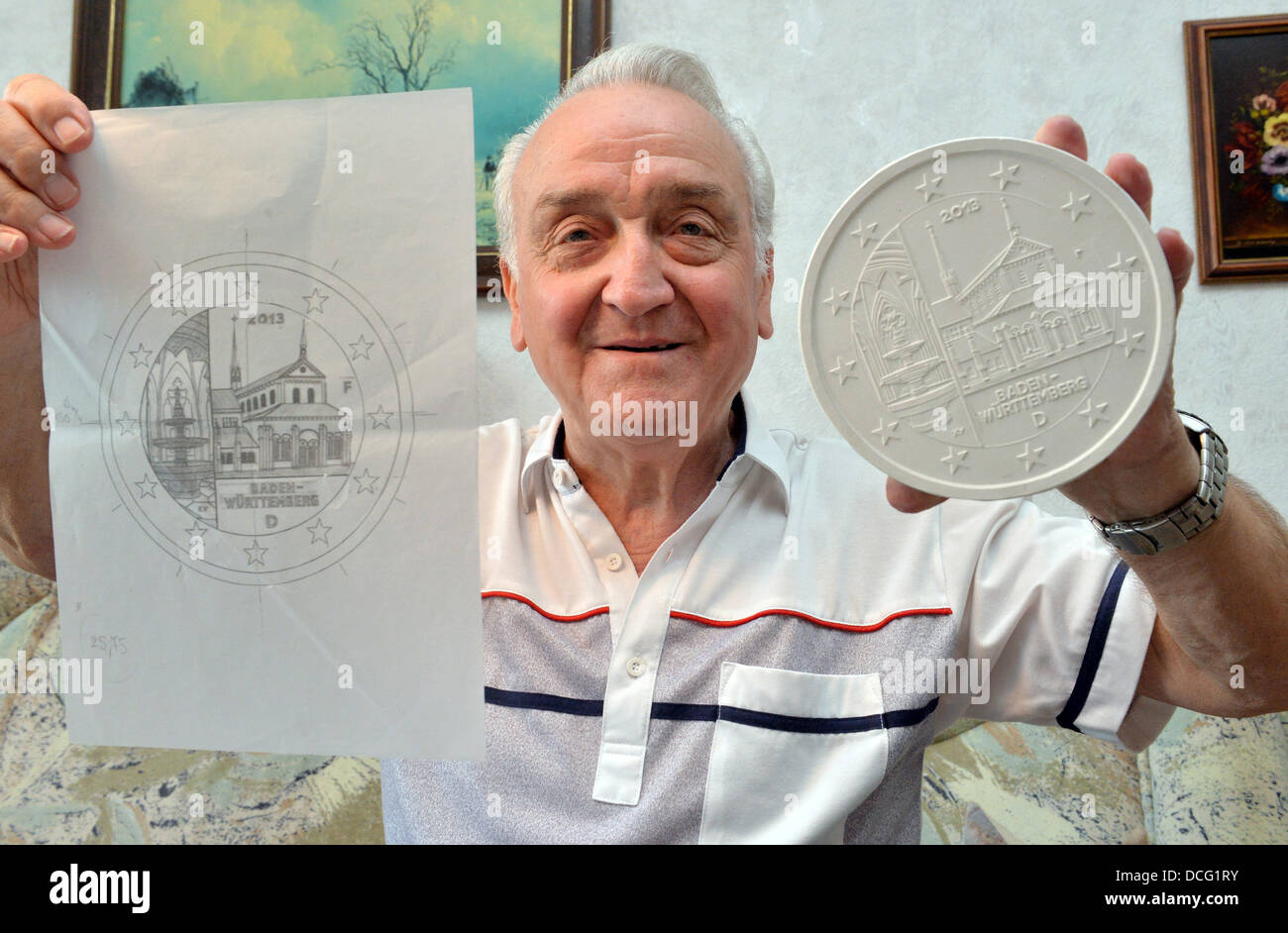 Eugen Ruhl, Künstler der Gravur Münzbild, arbeitet an einem Gipsmodell einer Münze in seinem Haus in Pforzheim, Deutschland, 30. Juli 2013. Foto: ULI DECK Stockfoto