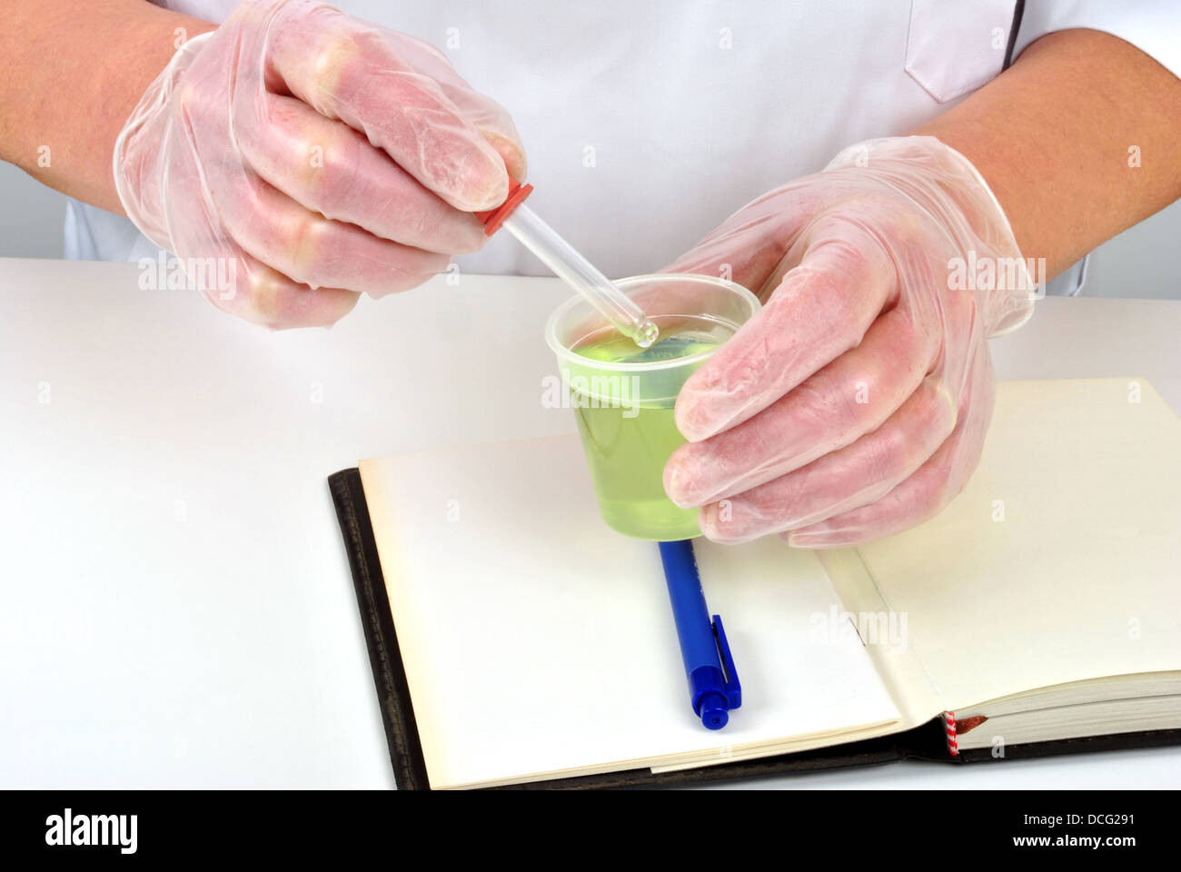 einige rote Flüssigkeit in einer kleinen Tasse Stockfoto