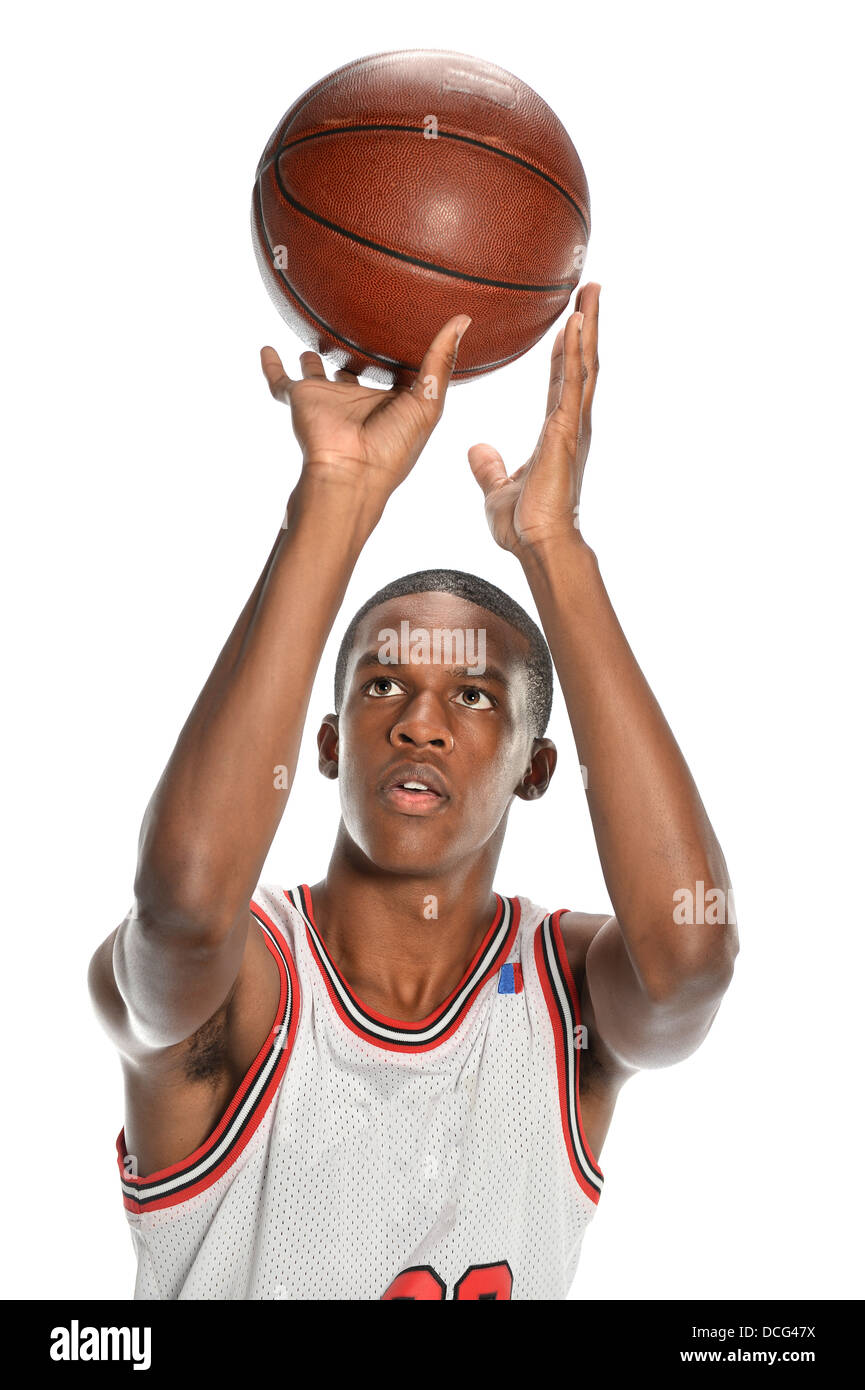 Young African American Basketball-Spieler schießen Ball isoliert auf weißem Hintergrund Stockfoto