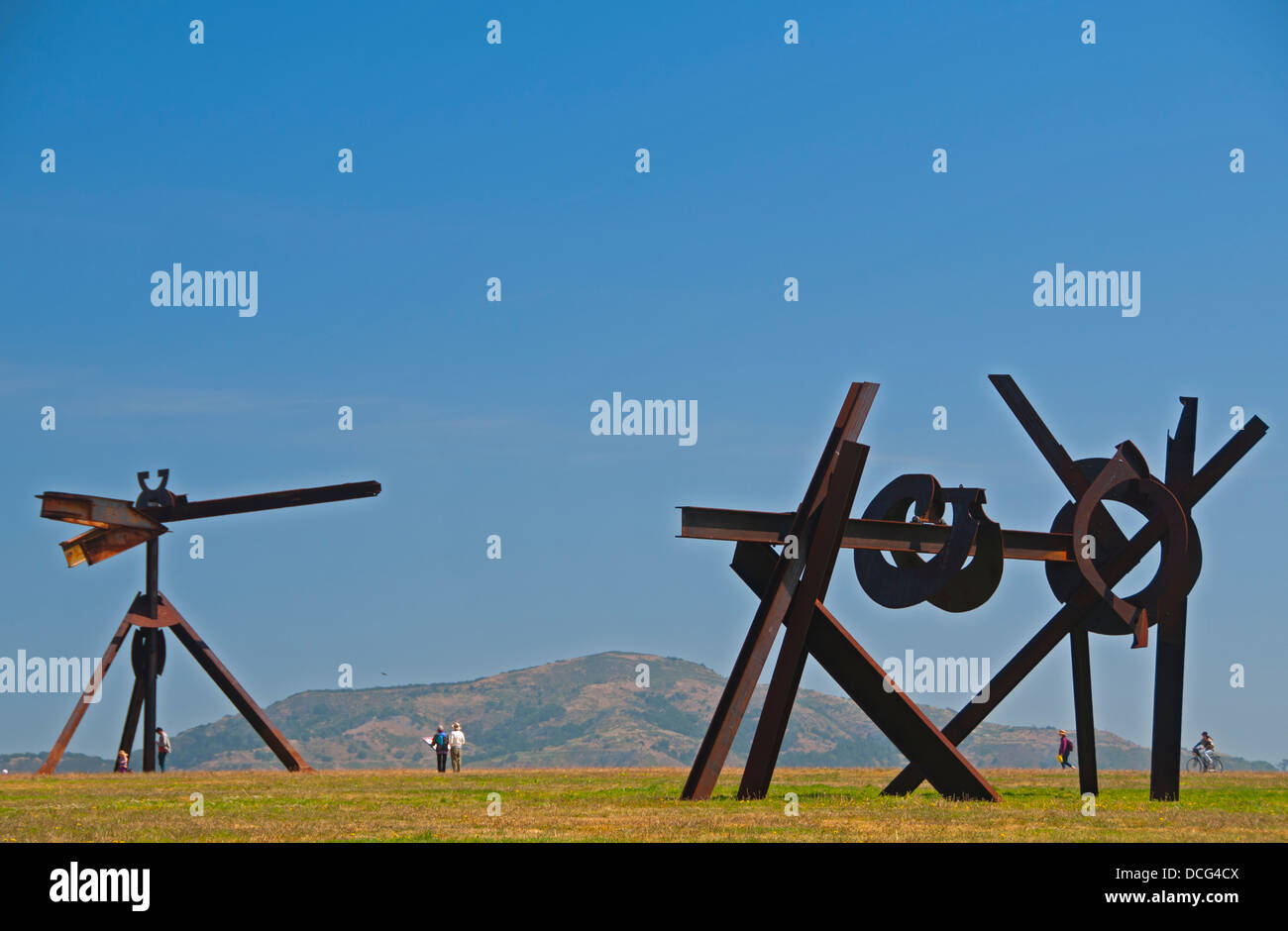 Huru (links) und Magma (rechts), Stahl-Skulpturen von Mark de Suveros an Crissy Field, San Francisco, Kalifornien Stockfoto