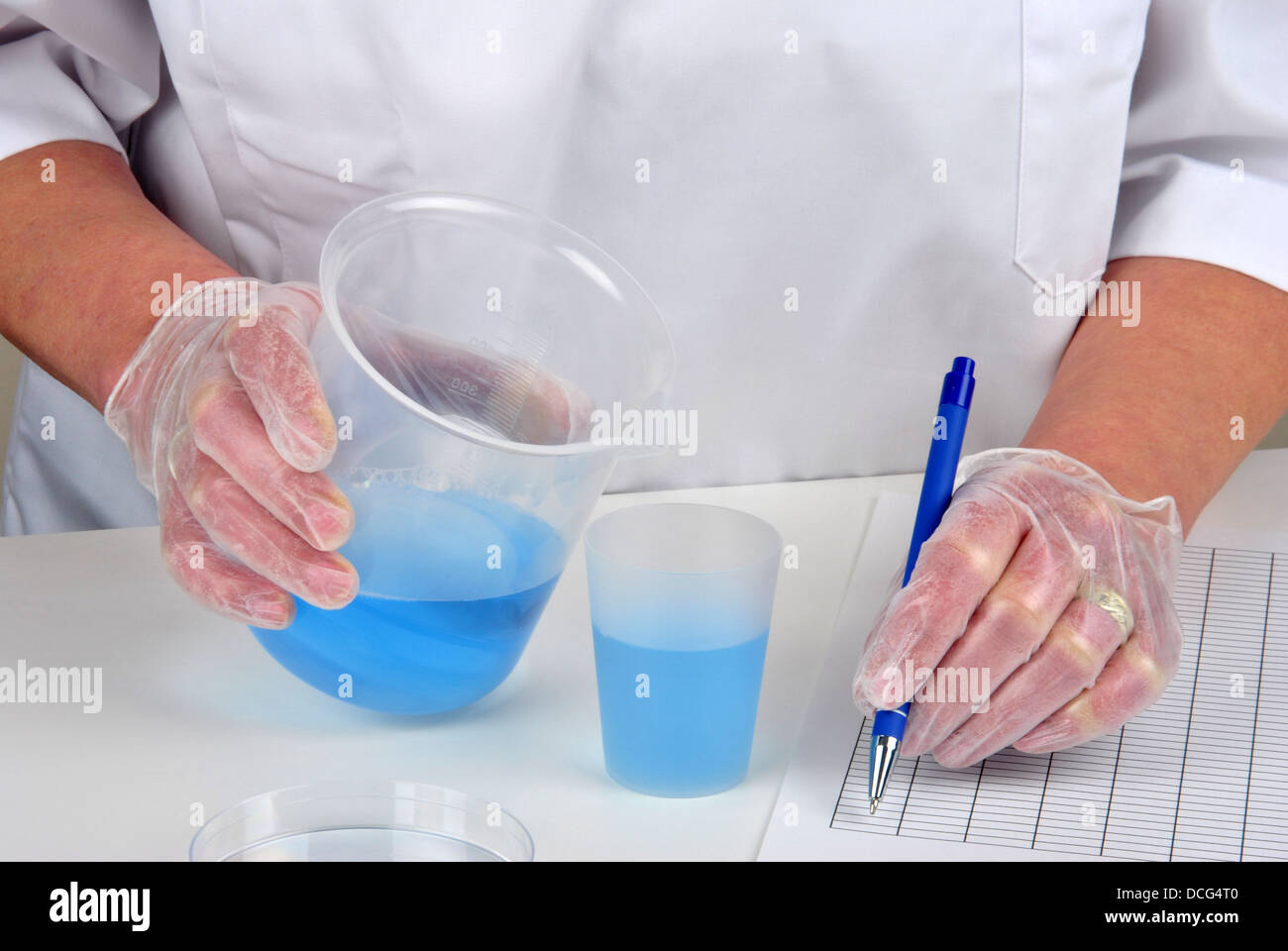 einige blaue Flüssigkeit in zwei Chemikalienbehälter Stockfoto