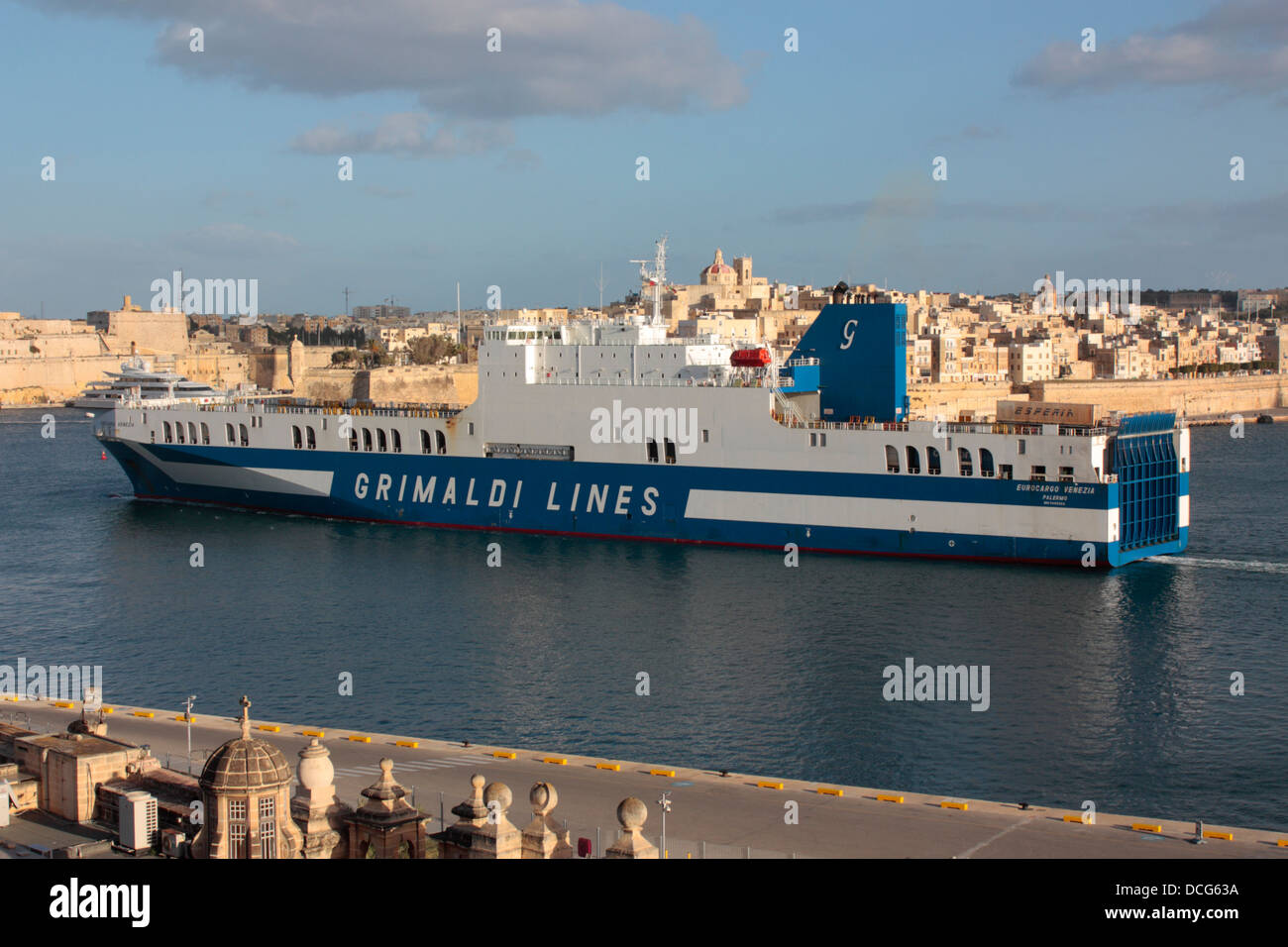 Seeverkehr innerhalb der Europäischen Union. Die Grimaldi Lines Ro-Ro-Fähre Eurocargo Venezia Verlassen der Malta Grand Harbour auf dem Weg nach Italien Stockfoto