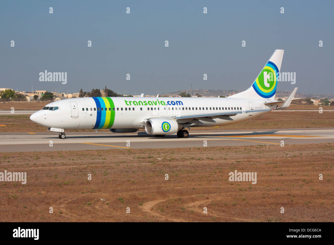 Flugreisen. Transavia Boeing 737-800 (737 NG oder Next Generation) Airliner für die Abfahrt aus Malta Rollens Stockfoto