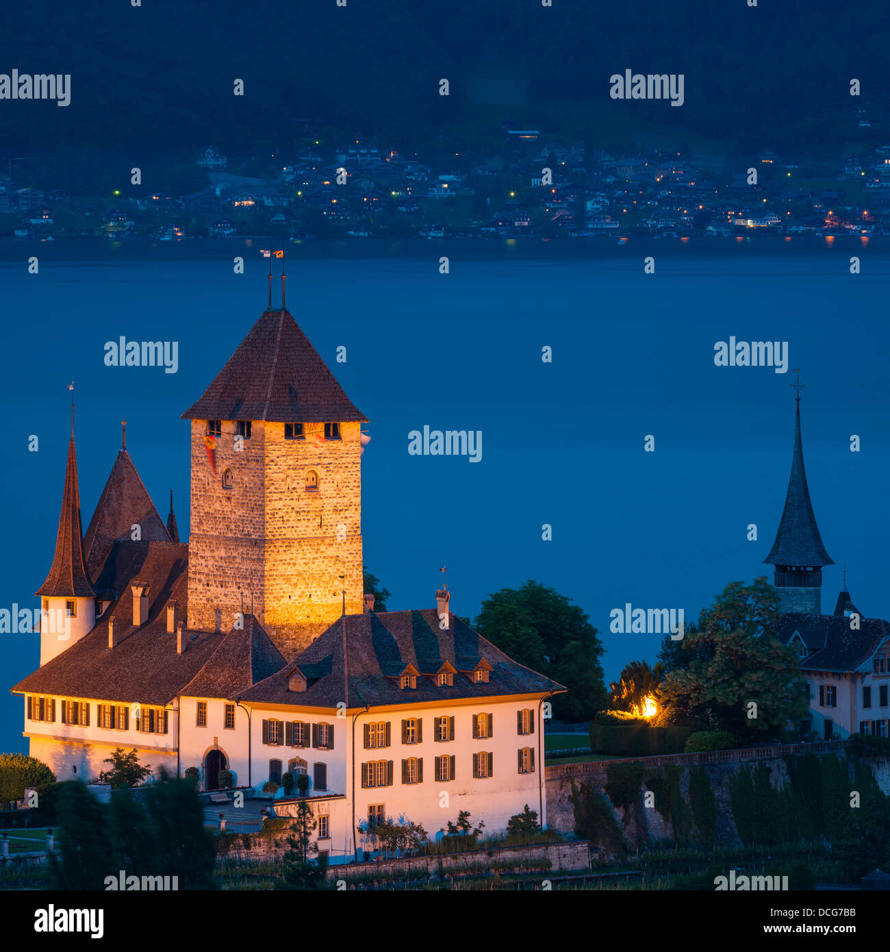 Das Schloss Spiez am Thunersee, Schweiz blicken. Stockfoto