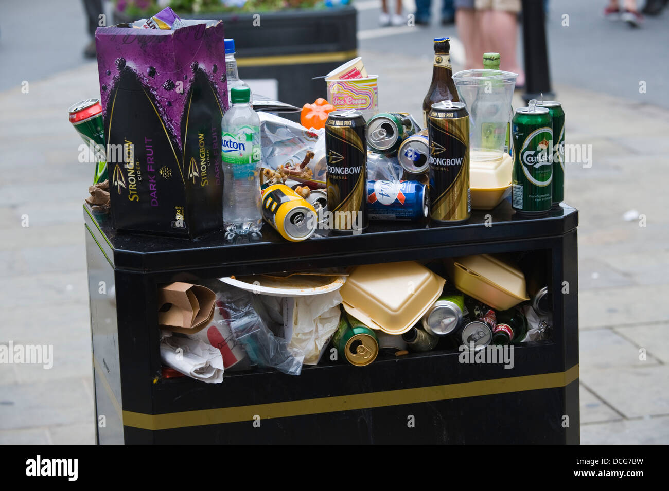 Überquellenden Abfallbehälter auf der Straße während der Brecon Jazz Festival 2013 Stockfoto