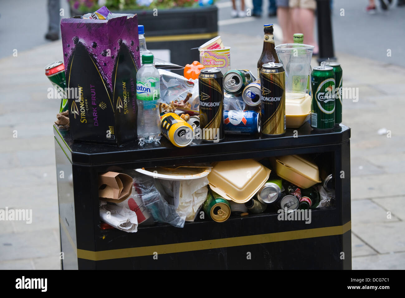 Überquellenden Abfallbehälter auf der Straße während der Brecon Jazz Festival 2013 Stockfoto