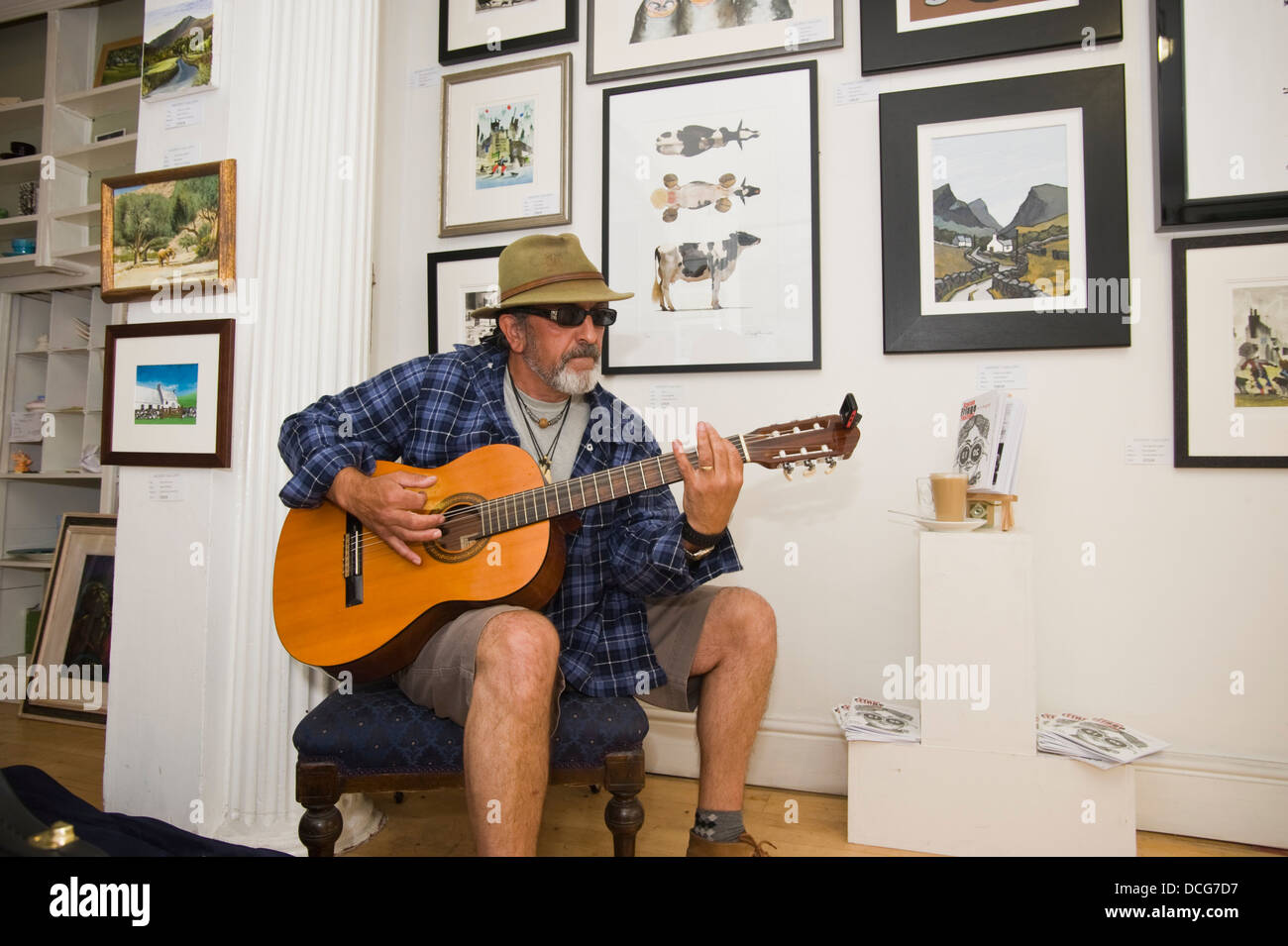 Lokalen Blues-Sänger-Gitarrist Mr H spielt und leeren Ort in The Ardent Gallery Brecon Jazz Festival 2013 Stockfoto