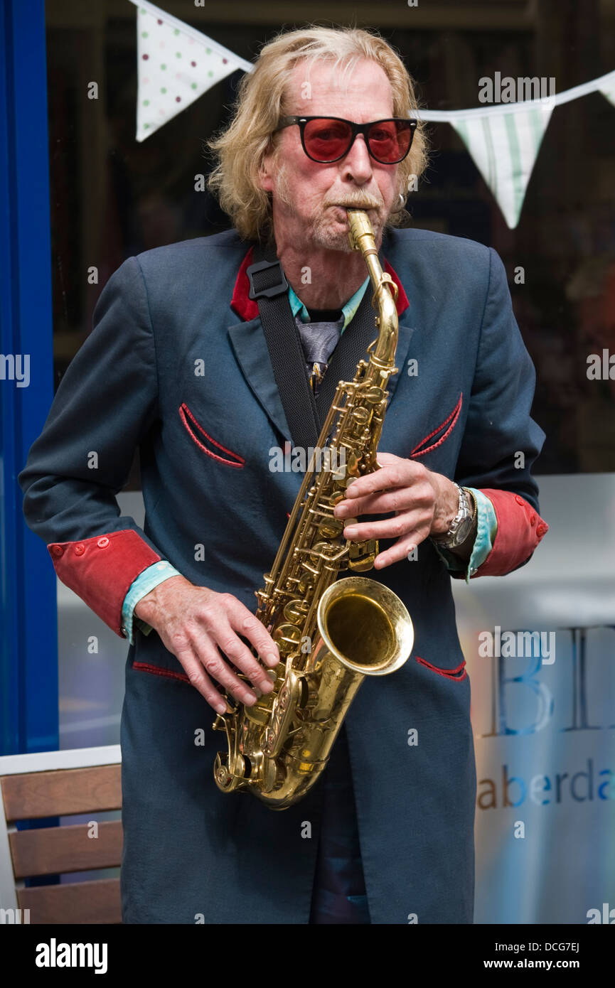 Nik Turner Gründungsmitglied von Hawkwind Straßenmusik auf der Straße während der Brecon Jazz Festival 2013 Stockfoto