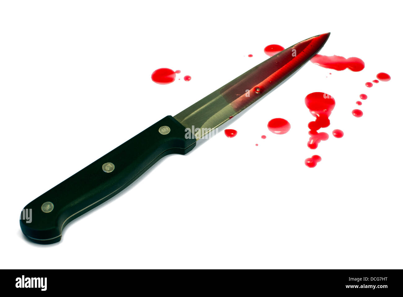 Blutige Messer und Blut Tropfen Küche. Isoliert auf weiss, Tröpfchen Blut. Clipping-Pfad für die gesamte Komposition. Stockfoto