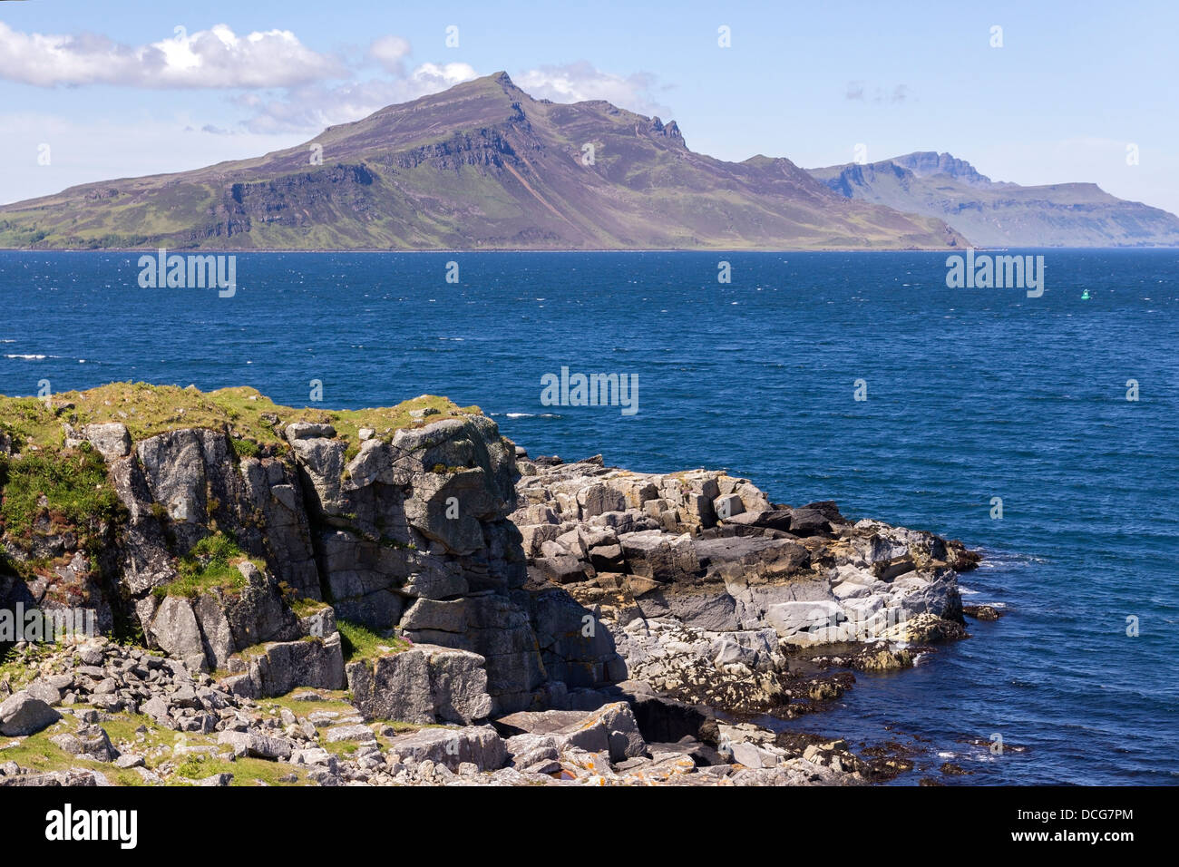 Trotternish Ridge und Sound Raasay wie gesehen von einer Aird Halbinsel, The Braes (in der Nähe von Portree), Isle Of Skye, Schottland, UK Stockfoto