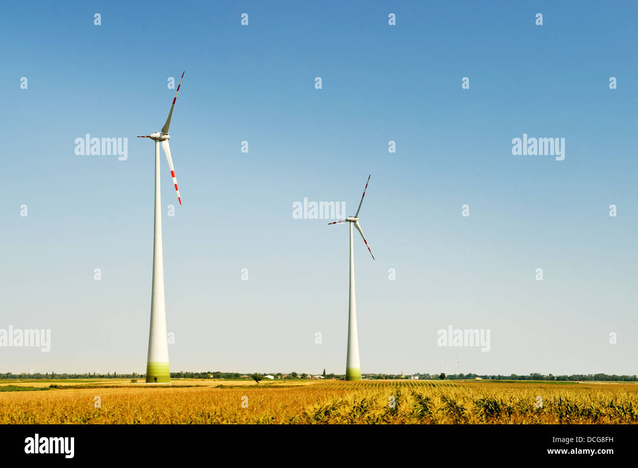 Lage von Windenergieanlagen in einem offenen Feld Stockfoto