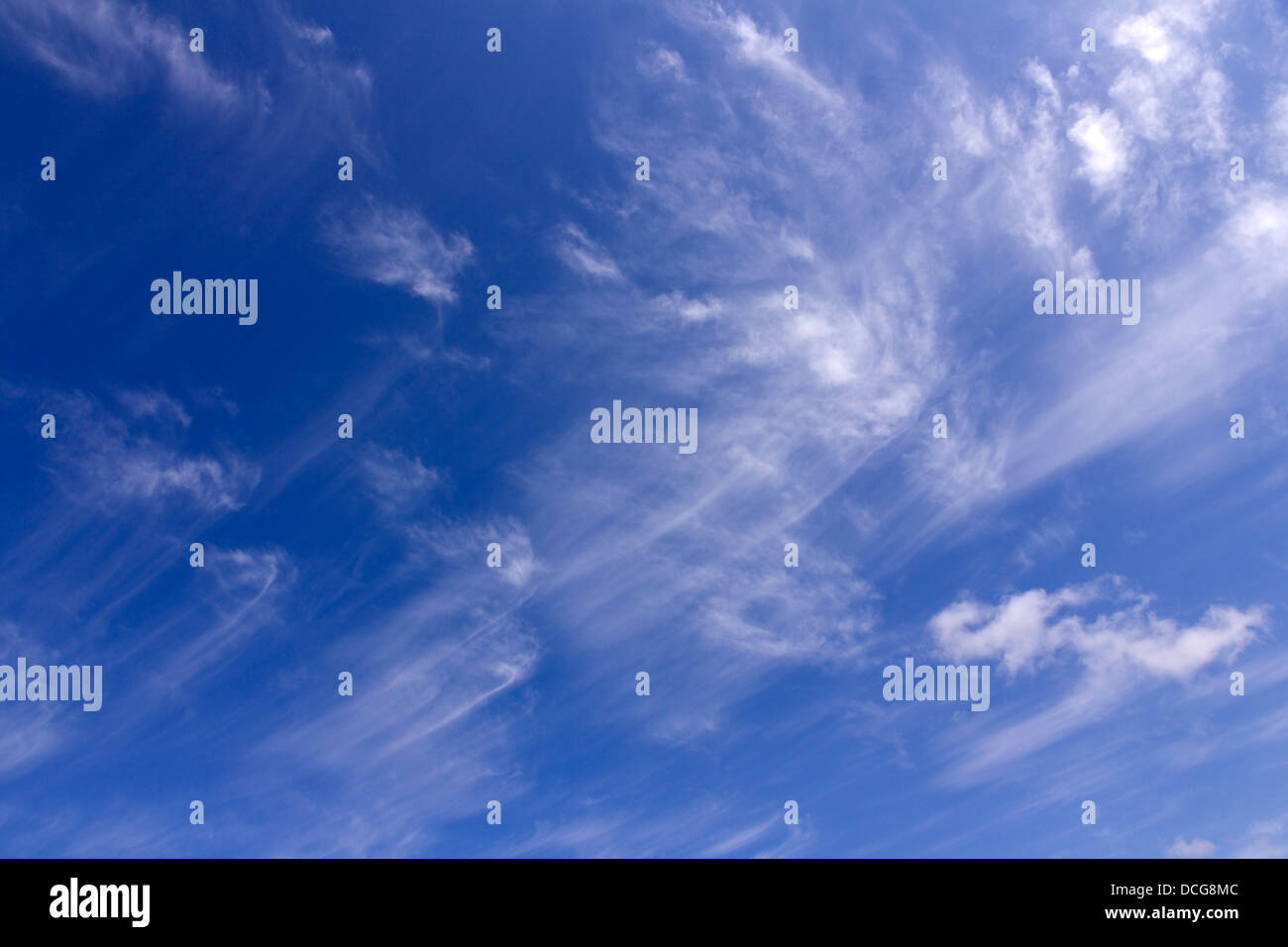 Hohen wispy weiß Cirrus Stutenmilch Schweif Wolken vor blauem Himmel, UK Stockfoto