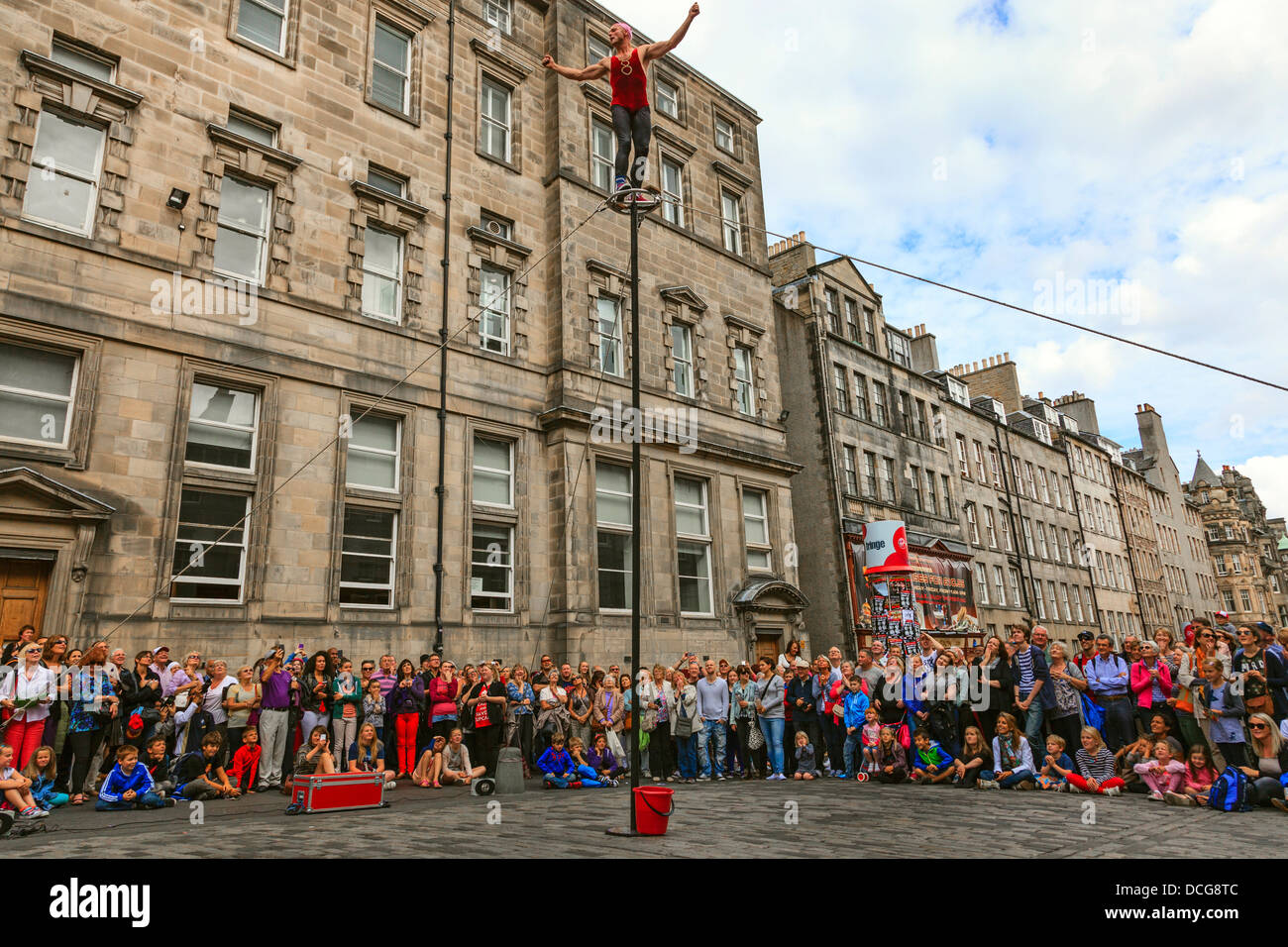 Acrobat durchführen einer Abwägung Handeln an einem Mast, Royal Mile, Edinburgh Fringe Festival, Edinburgh, Schottland, Vereinigtes Königreich Stockfoto