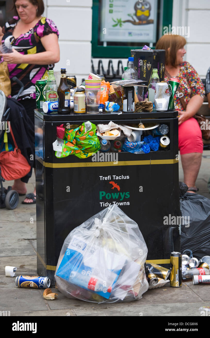 Überquellenden Abfallbehälter auf der Straße während der Brecon Jazz Festival 2013 Stockfoto