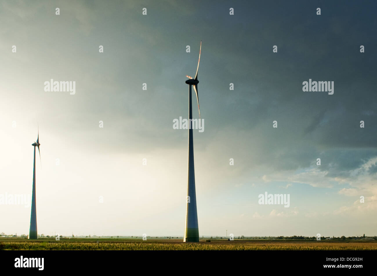 Lage von Windenergieanlagen in einem offenen Feld Stockfoto