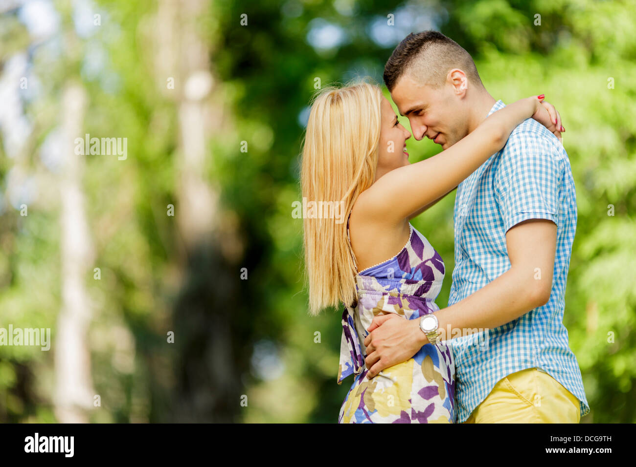 Teen Paar im park Stockfoto
