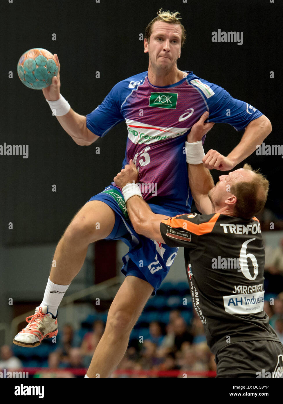 Hamburg, Deutschland. 16. August 2013. Hamburgs Pascal Hens (L) in Aktion gegen Kolding Lars Jorgensen während einem Handbal-Testspiel zwischen dem HSV Hamburg und KIF Kolding Kopenhagen an der Sporthalle in Hamburg, Deutschland, 16. August 2013. Foto: Sven Hoppe/Dpa/Alamy Live News Stockfoto