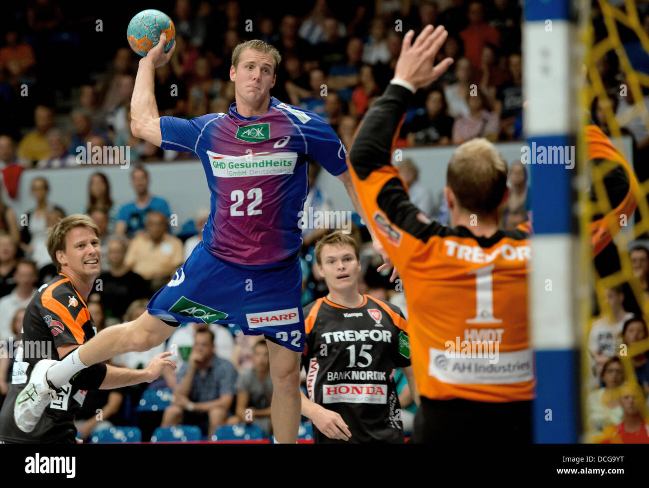 Hamburg, Deutschland. 16. August 2013. Hamburgs Kentin Mahe (L) punktet gegen Kolding Torhüter Kasper Hvidt während einem Handbal-Testspiel zwischen dem HSV Hamburg und KIF Kolding Kopenhagen an der Sporthalle in Hamburg, Deutschland, 16. August 2013. Foto: Sven Hoppe/Dpa/Alamy Live News Stockfoto