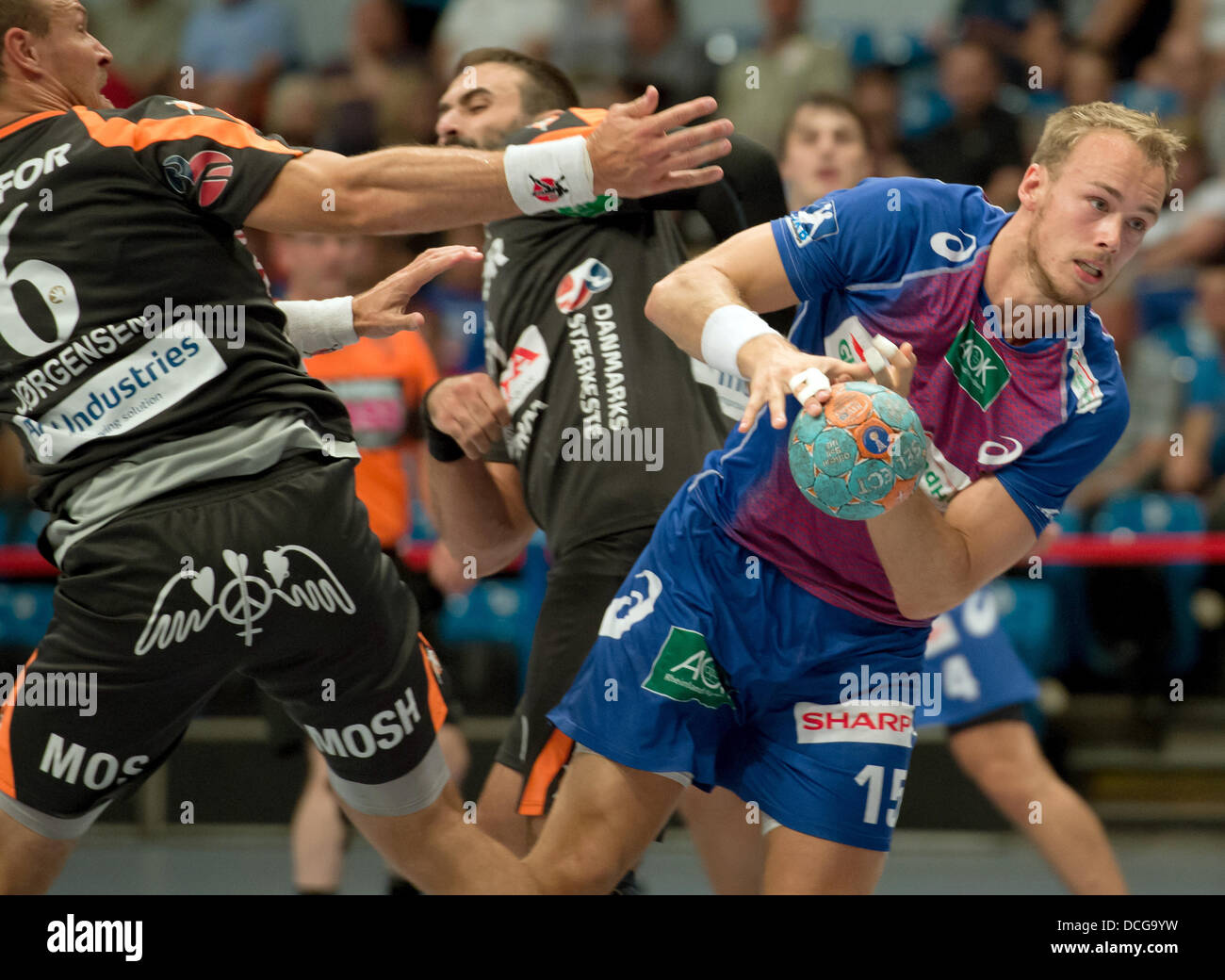 Hamburg, Deutschland. 16. August 2013. Hamburgs Henrik Toft Hansen (R) in Aktion gegen Kolding Lars Jorgensen während einem Handbal-Testspiel zwischen dem HSV Hamburg und KIF Kolding Kopenhagen an der Sporthalle in Hamburg, Deutschland, 16. August 2013. Foto: Sven Hoppe/Dpa/Alamy Live News Stockfoto