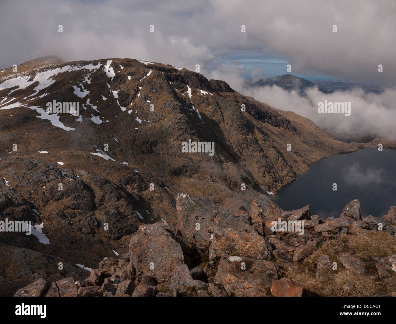 Ein Blick auf die abgelegenen Bergregionen A' Mhaighdean gesehen von Ruadh Stac Mor, Schottisches Hochland, Schottland, Vereinigtes Königreich Stockfoto