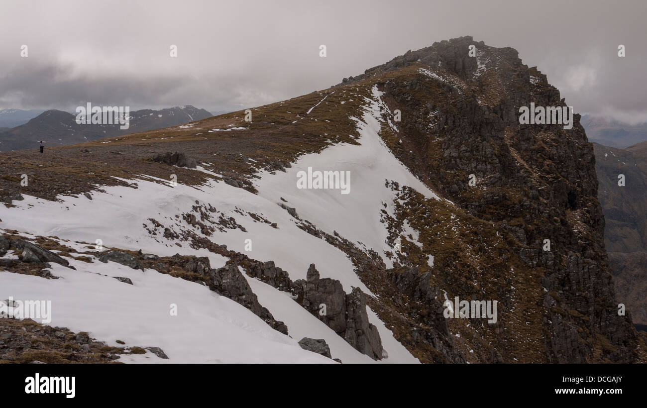 Walker in der Nähe von dem entfernten Gipfel des A' Mhaighdean in der Letterewe Wald, Wester Ross, Highland, UK Stockfoto