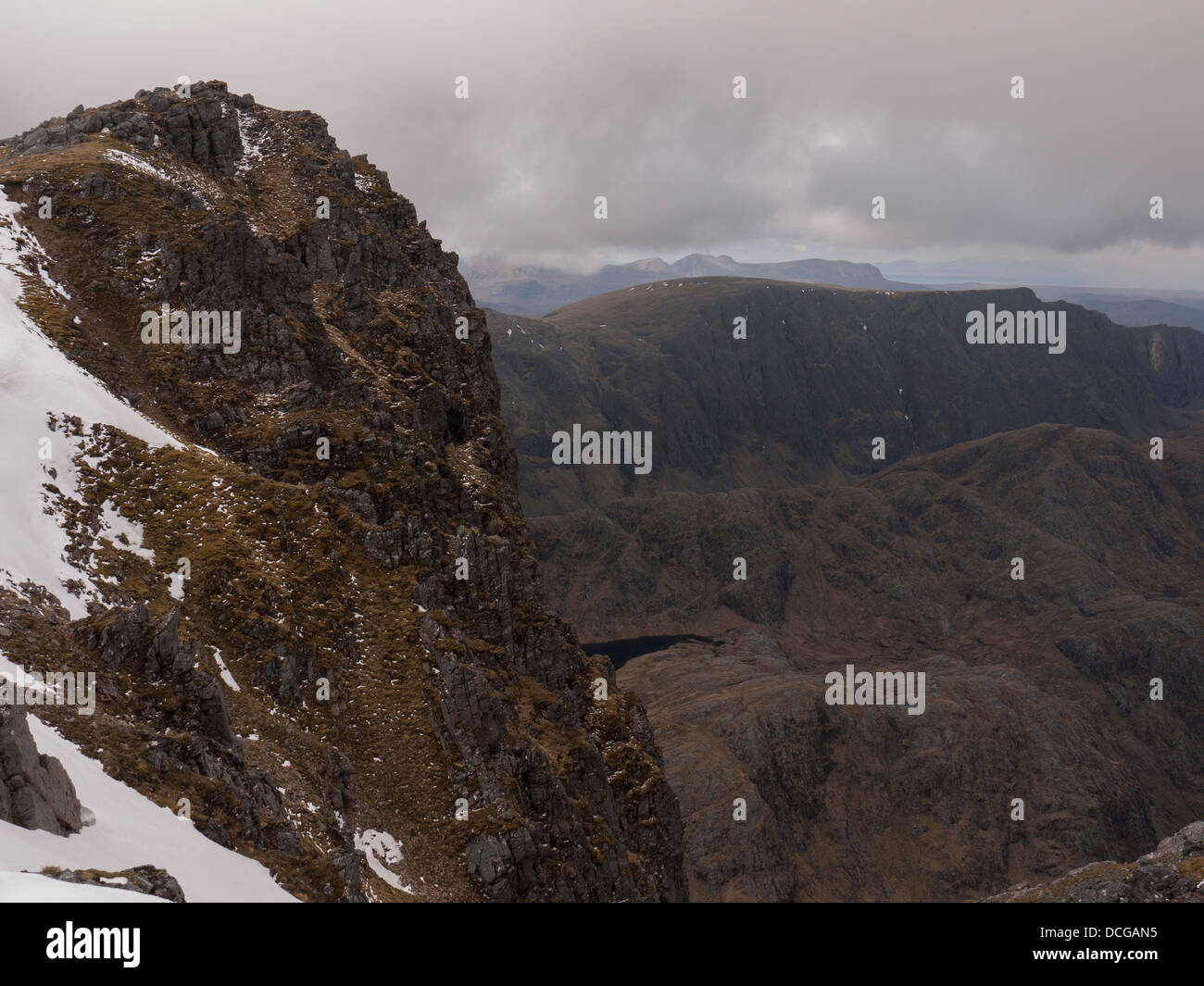 Gipfel von A' Mhaighdean mit Blick auf Beinn Lair in der Letterewe Wald, Wester Ross, Highland, UK Stockfoto