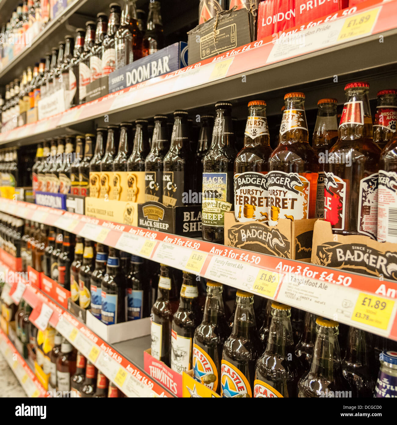 Flaschen Bier für den Verkauf in einem Laden, UK. Stockfoto