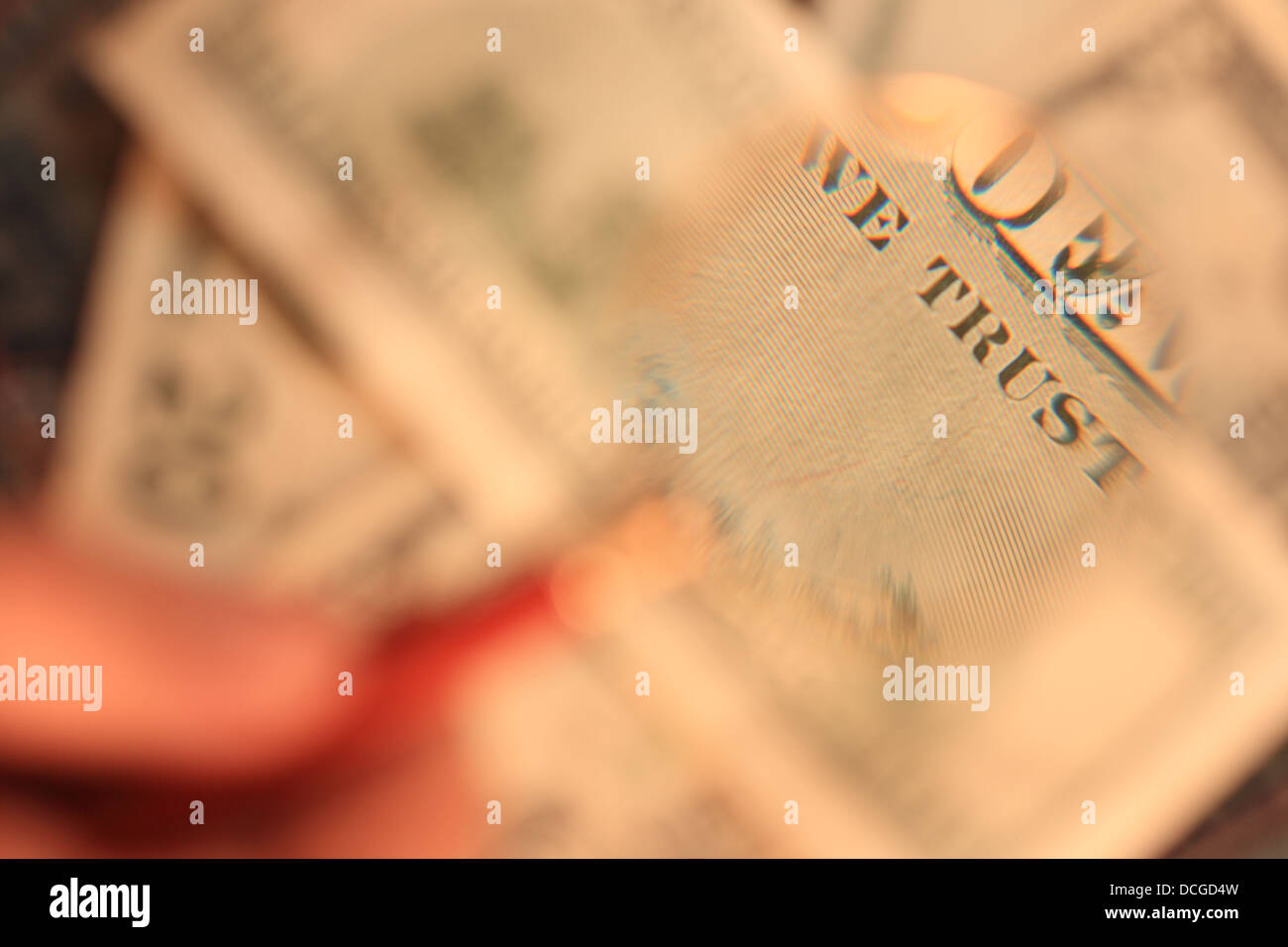 Die Rückseite der Banknote ist unter der Lupe Stockfoto