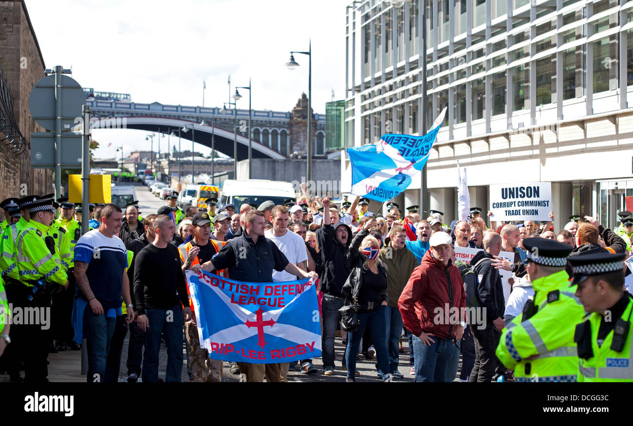 Edinburgh, Schottland, 17. August 2013, der Schottischen Defence League (SDL) und ihre Unterstützer marschierten hinunter der Stadt Royal Mile an das Parlament. Stockfoto