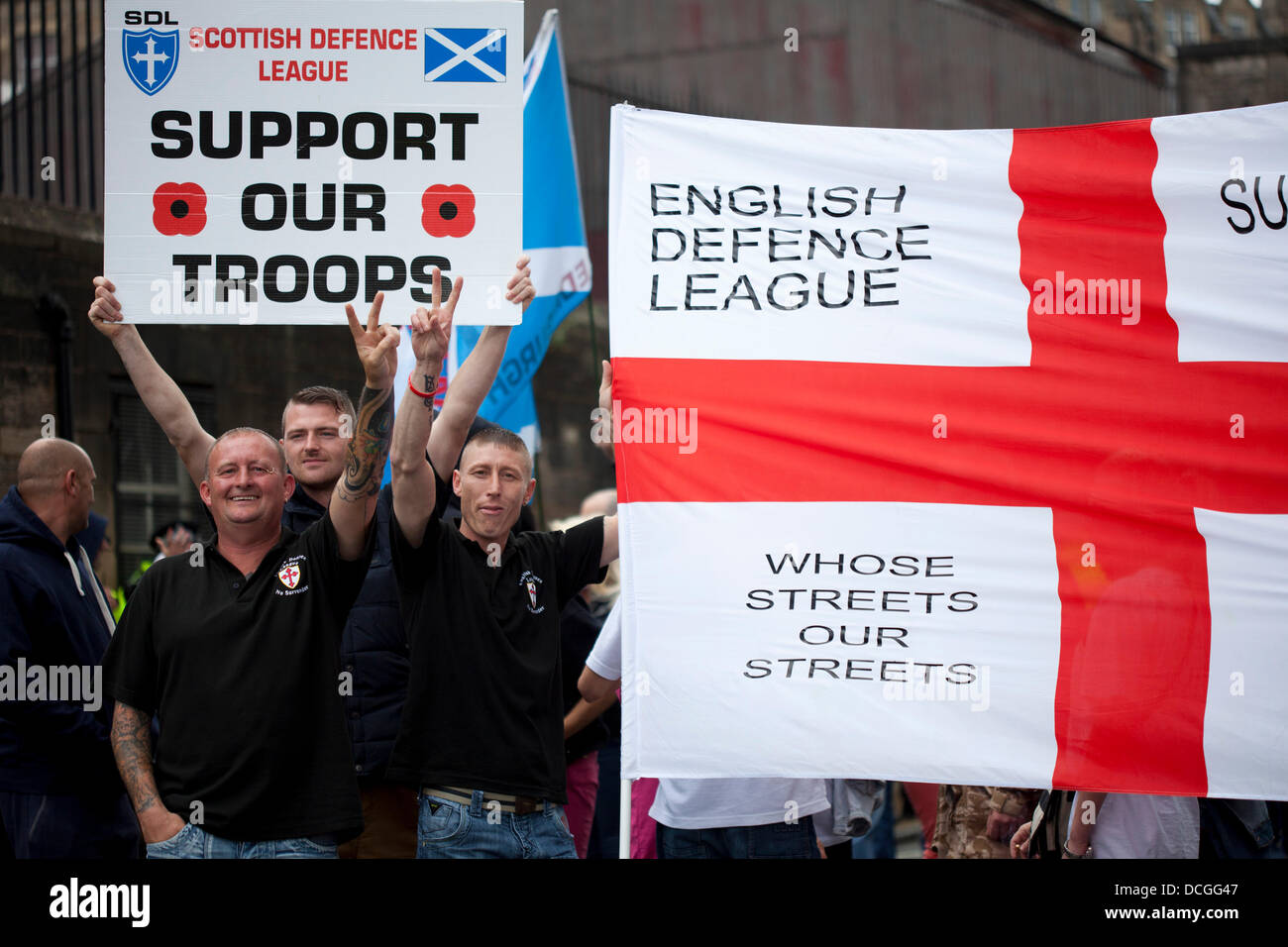 Edinburgh, Schottland, 17. August 2013, der Schottischen Defence League (SDL) und ihre Unterstützer marschierten hinunter der Stadt Royal Mile an das Parlament. Stockfoto