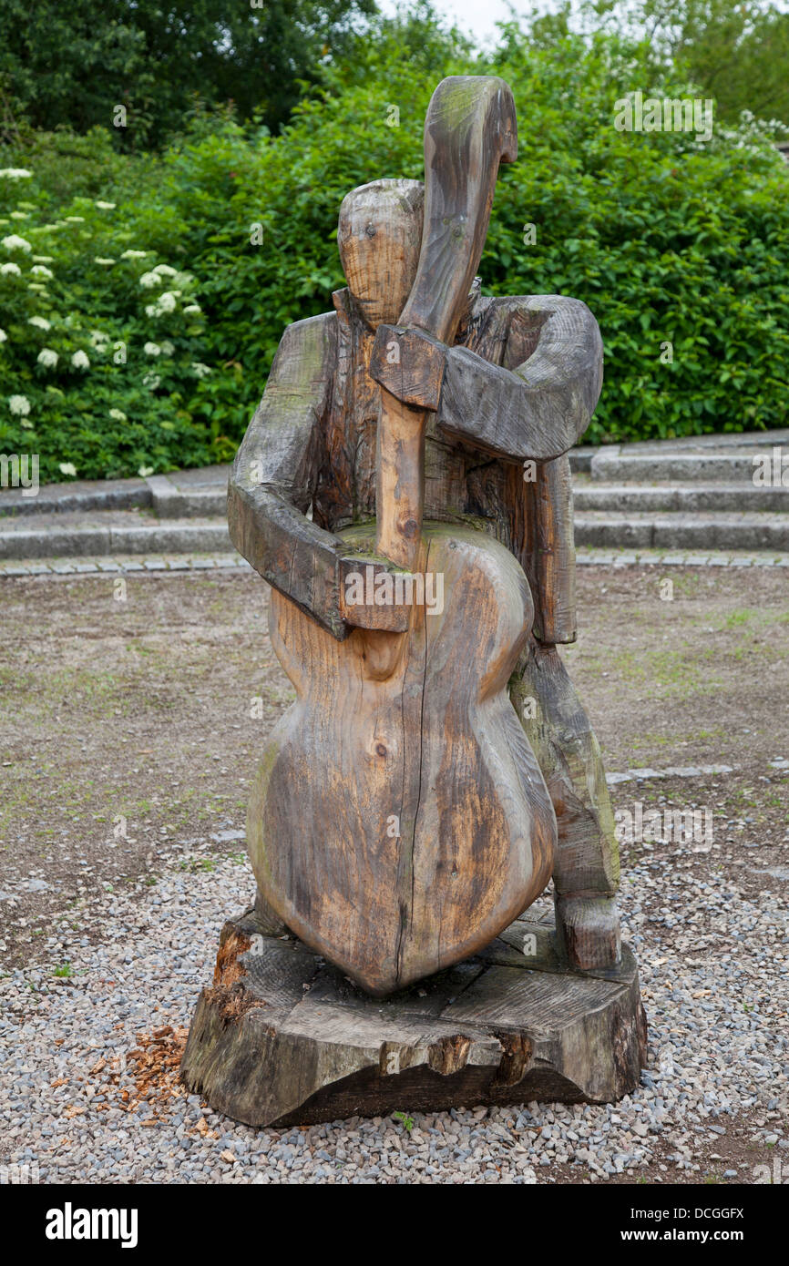 Holzstatue der Kontrabassist an der National Botanic Gardens of Wales, Carmarthenshire. Stockfoto