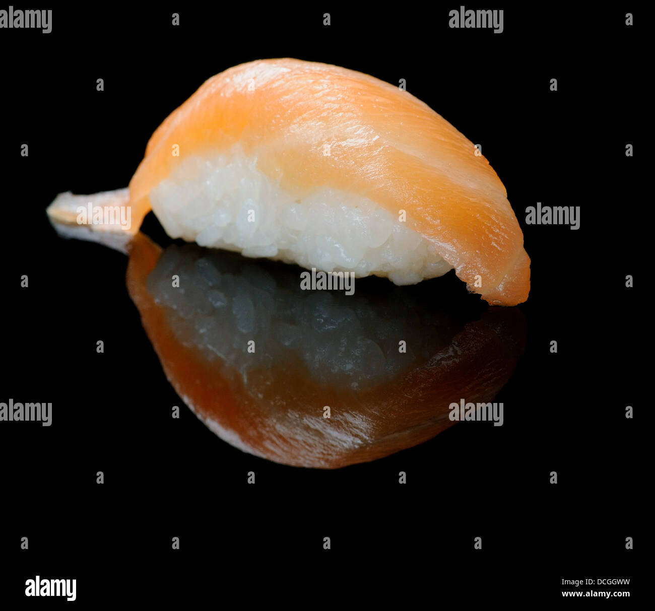 Ein Lachs Sushi auf schwarzem Hintergrund reflektiert Stockfoto