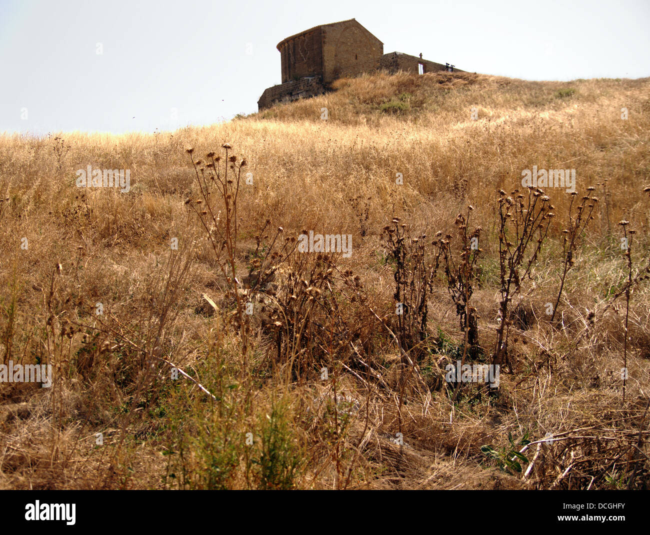 Trockene Landschaft im Sommer in Murillo El Cuende, Navarra (Spanien) Stockfoto
