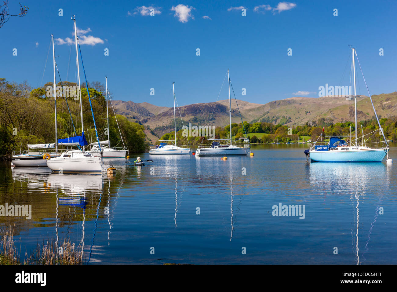 Boote vertäut am Ullswater, Nationalpark Lake District, Cumbria, England, UK, Europa. Stockfoto